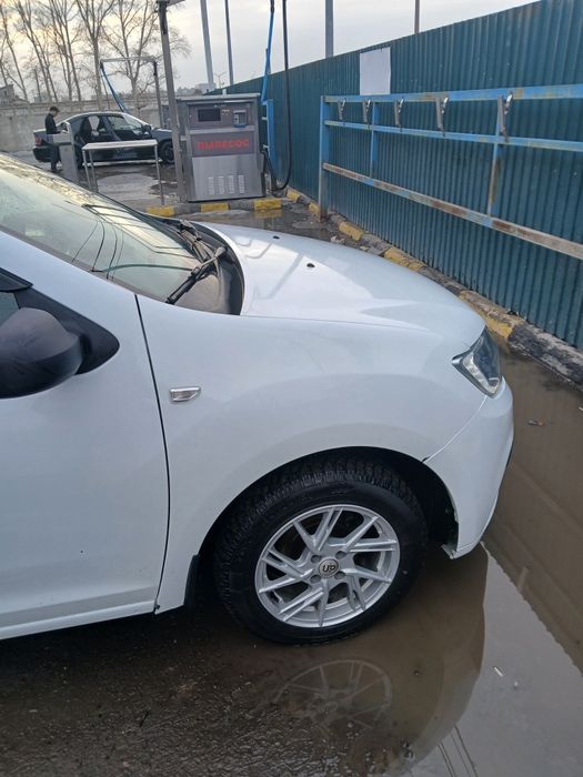 Автомобиль Рено логан