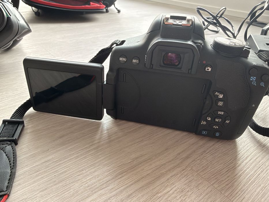 Canon EOS 750D + obiectiv 18-55 mm + trepied + geantă Canon