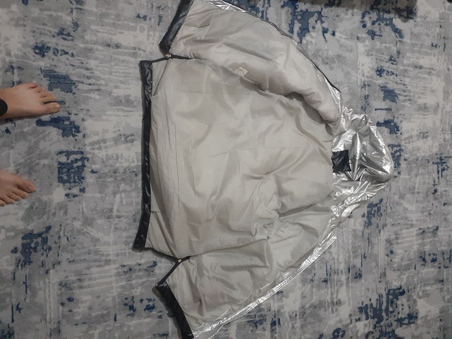 Kurtka yaxshi zor yaxshi issiq tutadi xolati yaxshi yomgir orkaz maydi