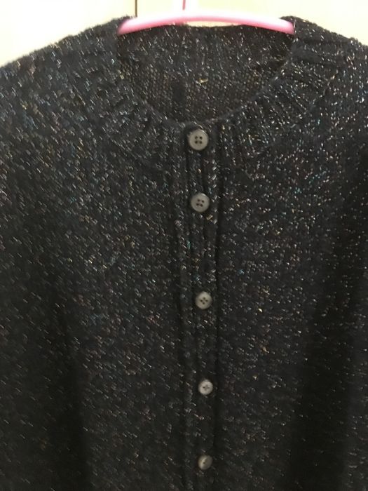 Продавам черна жилетка от френска прежда с лъскави нишки - 35 лв