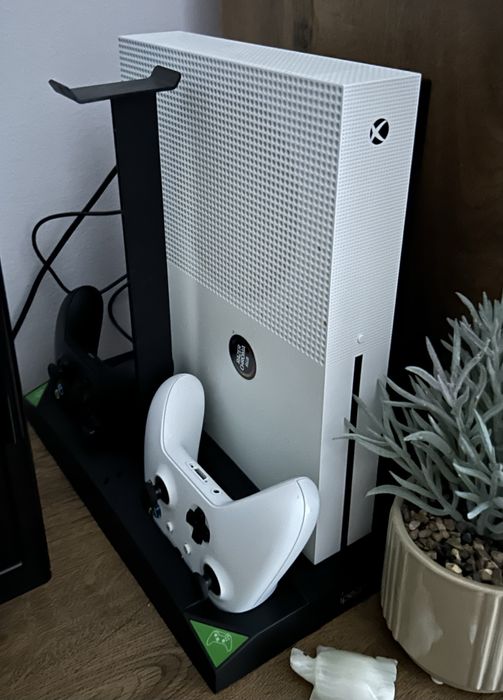Consola jocuri Xbox One S 1TB cu 2 controllere si 3 jocuri