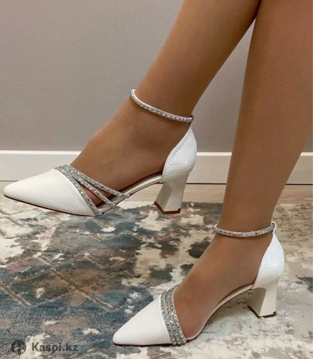 Женские туфли продаются