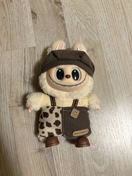 Лабубу със събличащи се дрехи