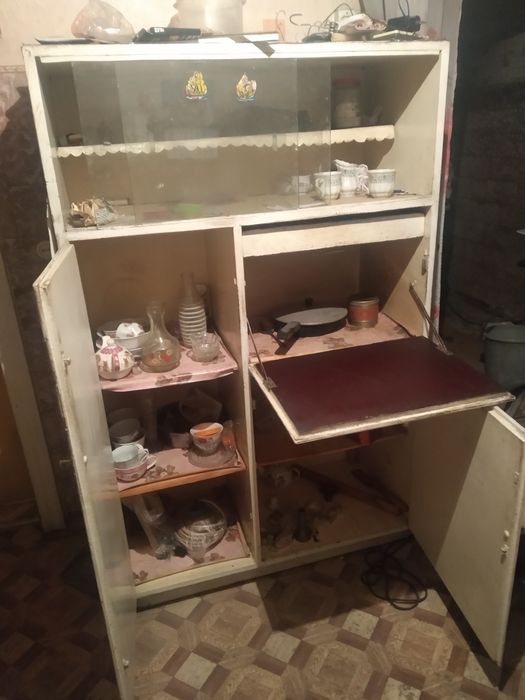 Советский кухонный стол и шкаф