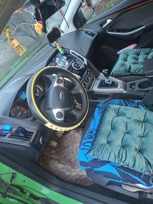 Vand ford focus mk3 an 2012 fara defecte.