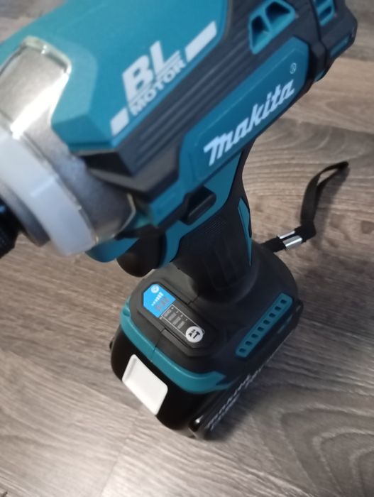 Autofiletanta impact Makita DTD 171 cu baterie de 6 A