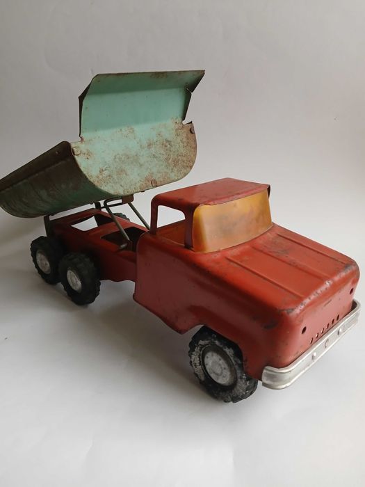 Стара руска голяма метална играчка камион самосвал.