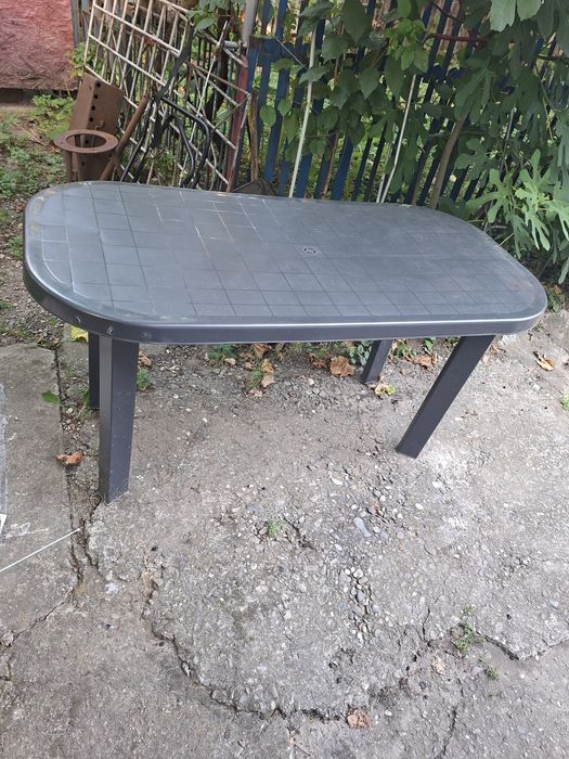 Set de 5 scaune din plastic cu tot cu masa