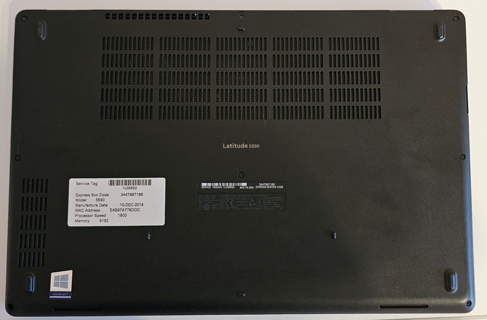 Продавам лаптоп  Dell 5590 32MB RAM 256 GB