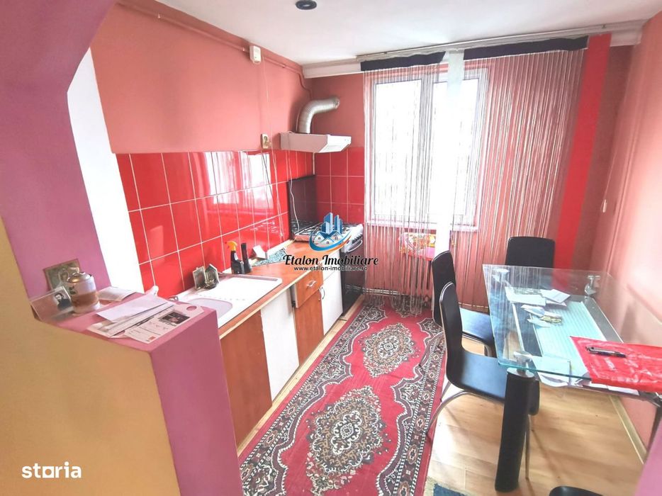 Apartament 3 camere, 2 bai, balcon 6 m, zona Spital Piatra Neamt