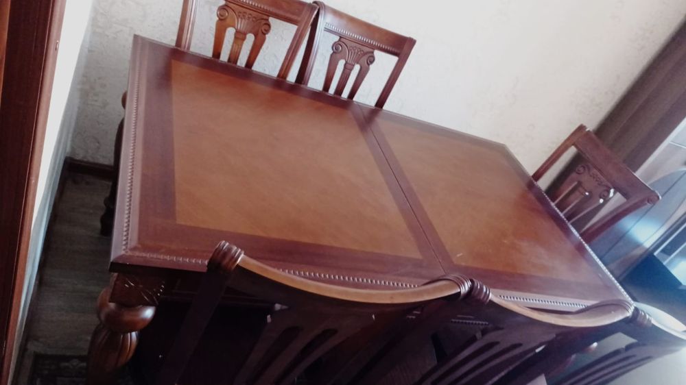 Стол и стулья чистое. Дерево