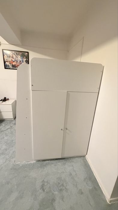 Pat suprapus cu birou si dulap