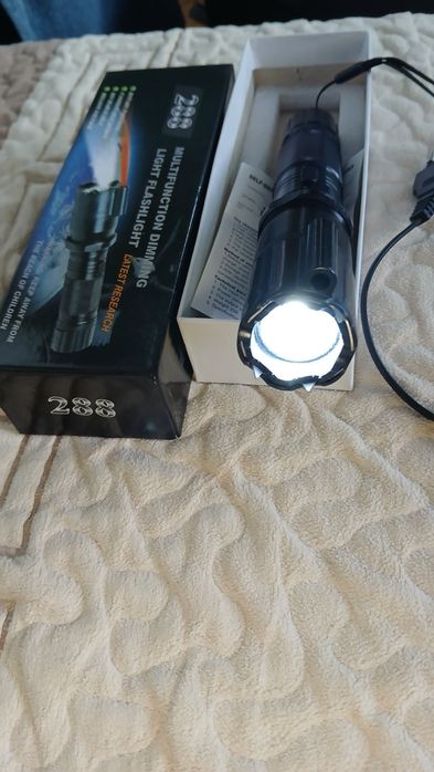 Lanterna  cu electrosoc si laser