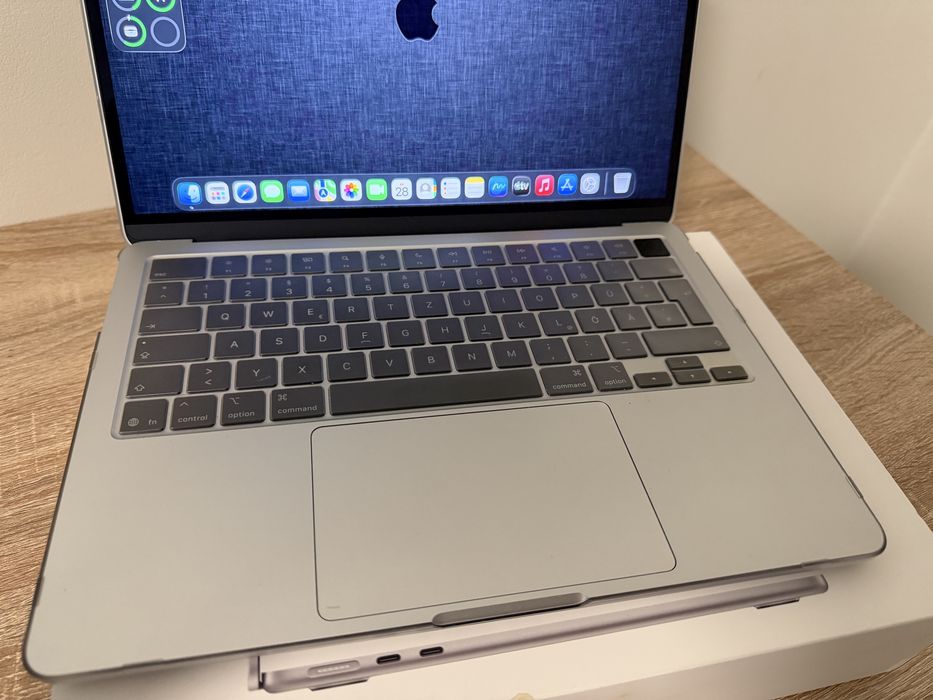 MacBook Air M4 și Airpods Pro 3