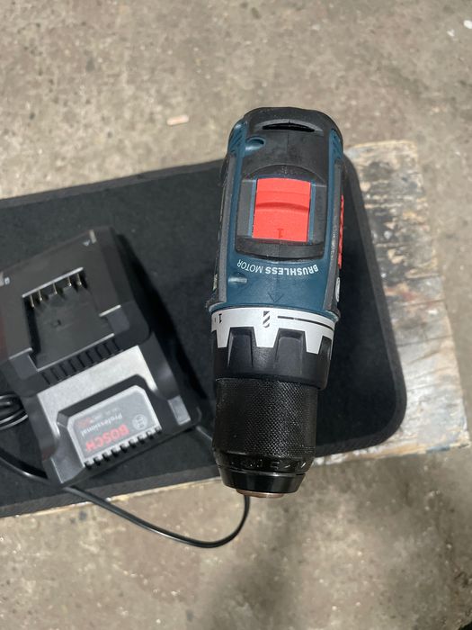 makita profesională grs 18v-90 acumulator  de 4ah și încărcător .
