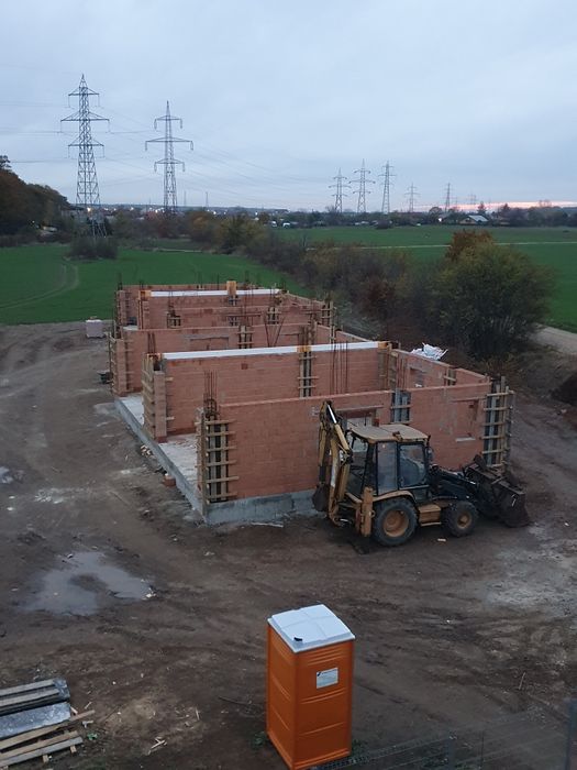 Constructi case la roșu