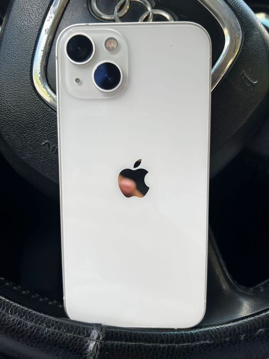 Vând iPhone 13, culoare alb, 128GB, folosit personal.