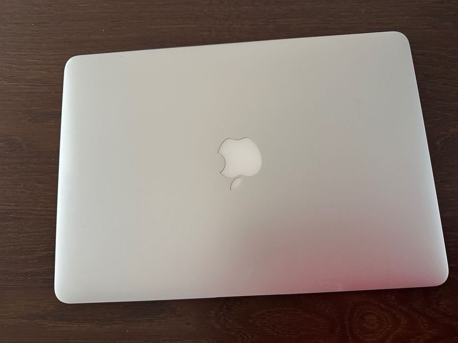 MacBook Air 13.3 inch intel core i3, 8 ram