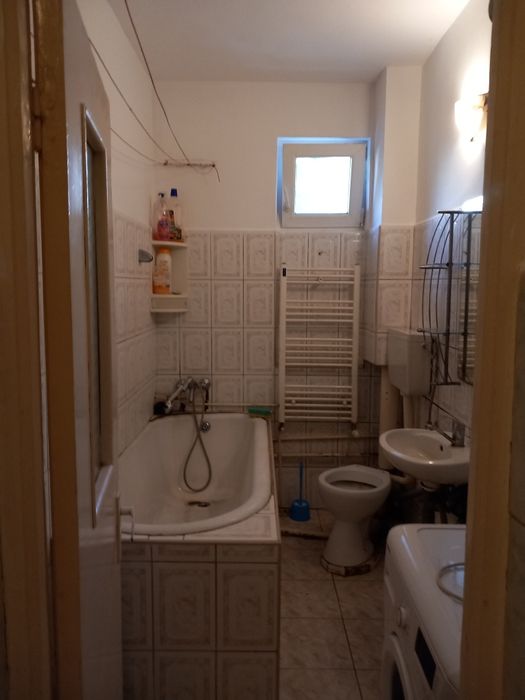 Închiriez garsoniera mobilata utilata zona tractoru