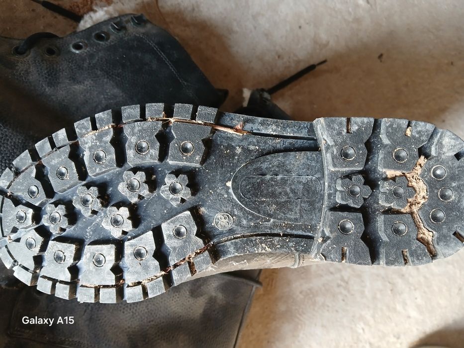 Ботина қысқы, жазғы жұмысқа киген арнайы.