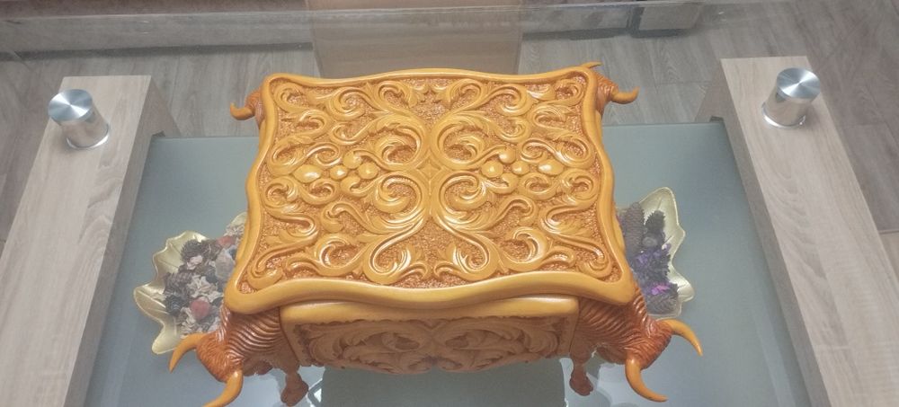 Caseta pentru bijuterii sculptata manual