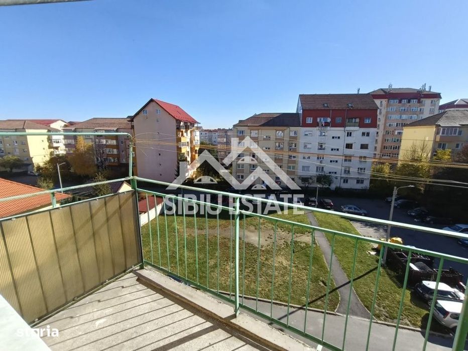 Apartament de vanzare cu 3 camere, decomandat - Valea Aurie