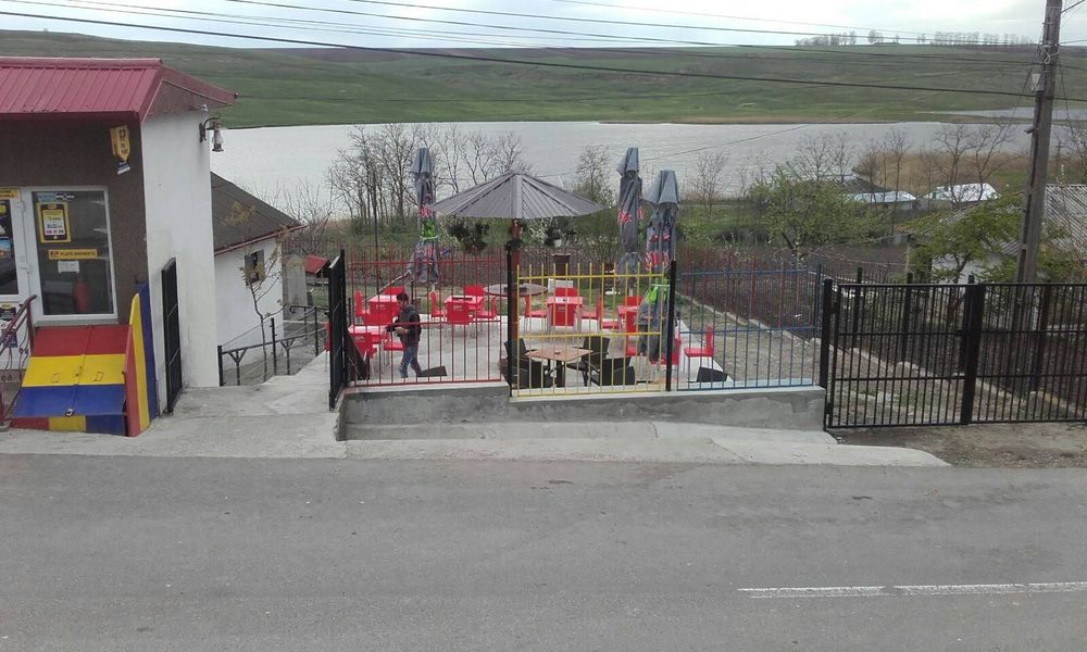 Chirie spatiu sat Costești