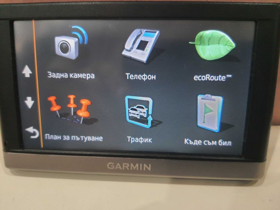 Продавам оригинален GPS GARMIN с много функции и български език