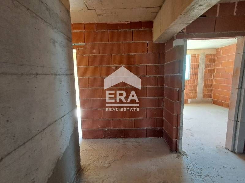 Четиристаен апартамент за продажба, с голяма дневна и тераса, в новост