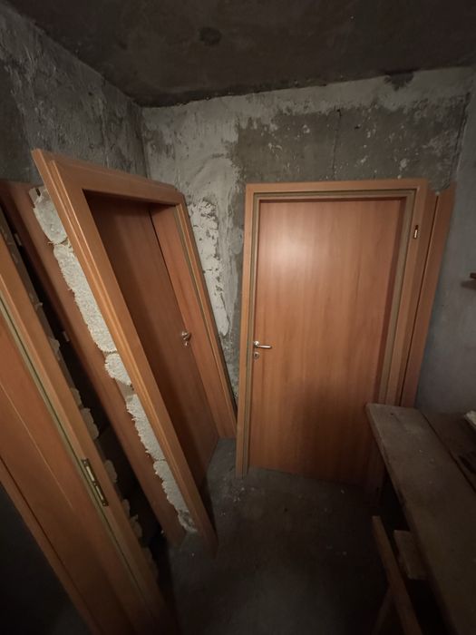 ПРОДАВАМ!ДВЕ ИНТЕРИОРНИ ВРАТИ С КРИЛА И ЕДНА КАСА!