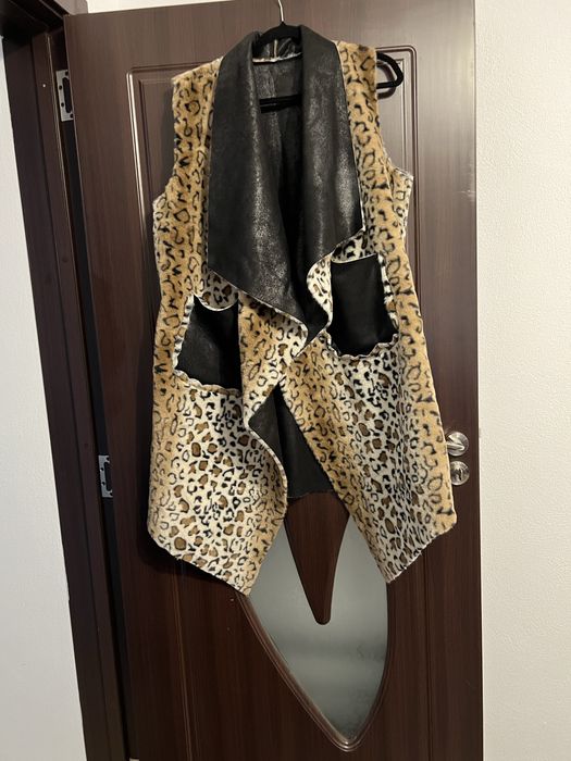 Тъмно кафяв елек с тигрово