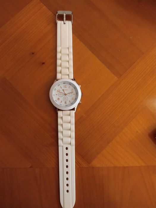 Кварцевые часы, белые