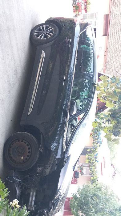 Vând Renault avariat