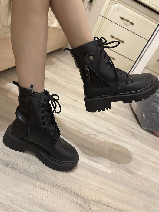 Продам женские ботинки, черные и белые