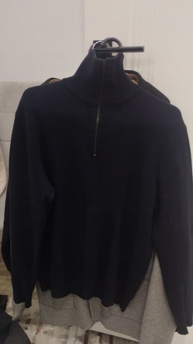 Продажа мужских одежд.