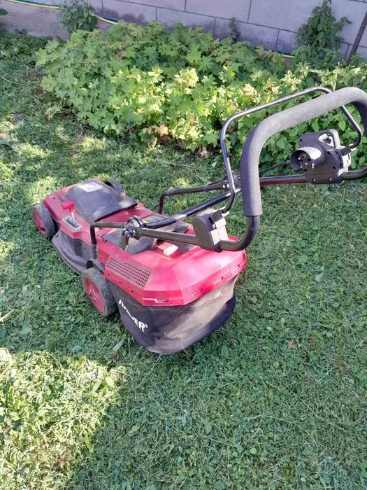 Продавам електрическа косачка и тример общо за 120 лв.