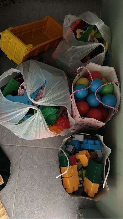 Икеа Стол детский и игрушки