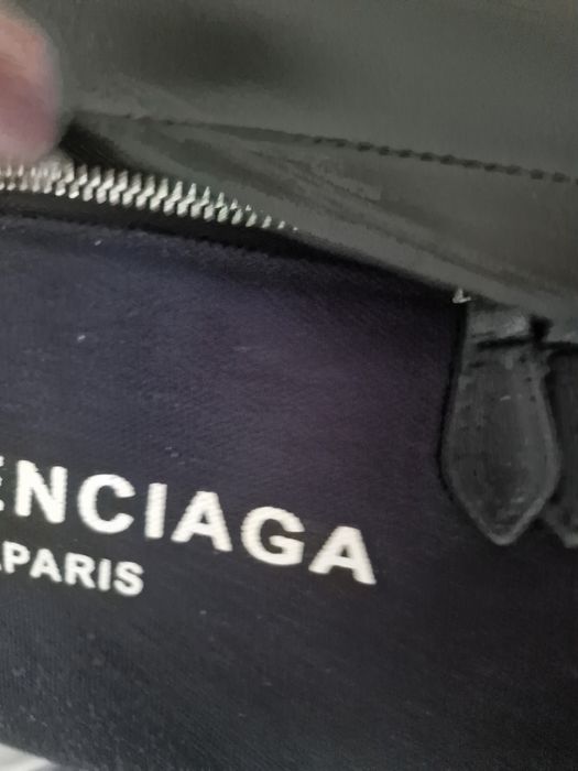 Ghiozdan Balenciaga purtat