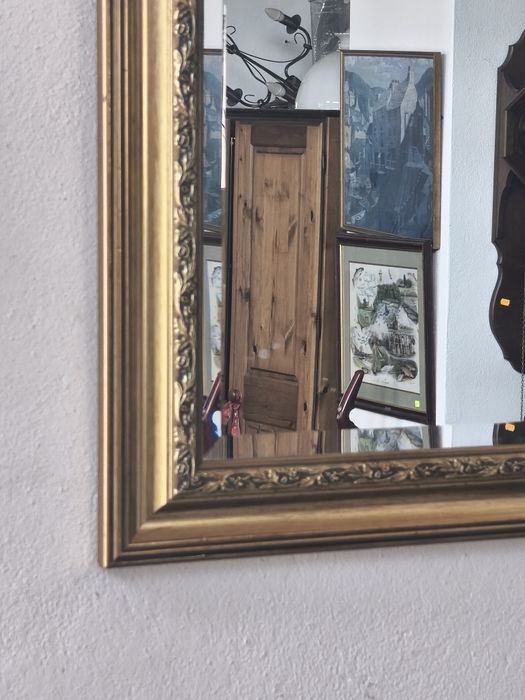 Oglinda de perete cu ramă aurie
