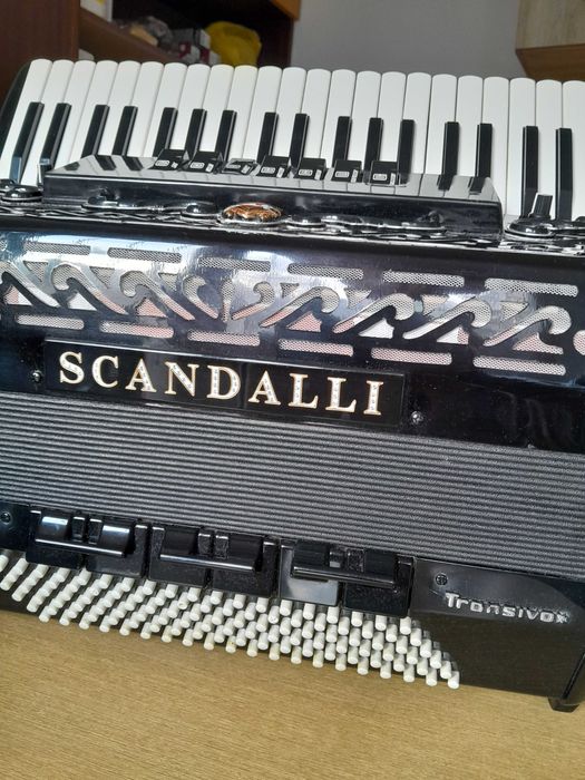 Продавам акордеон Scandalli 120 баса.