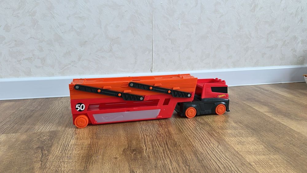 Продам Hot wheels треки+автовоз+дорожки