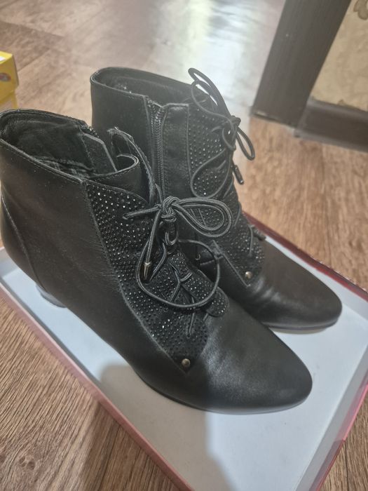 Женские ботинки на каблуке