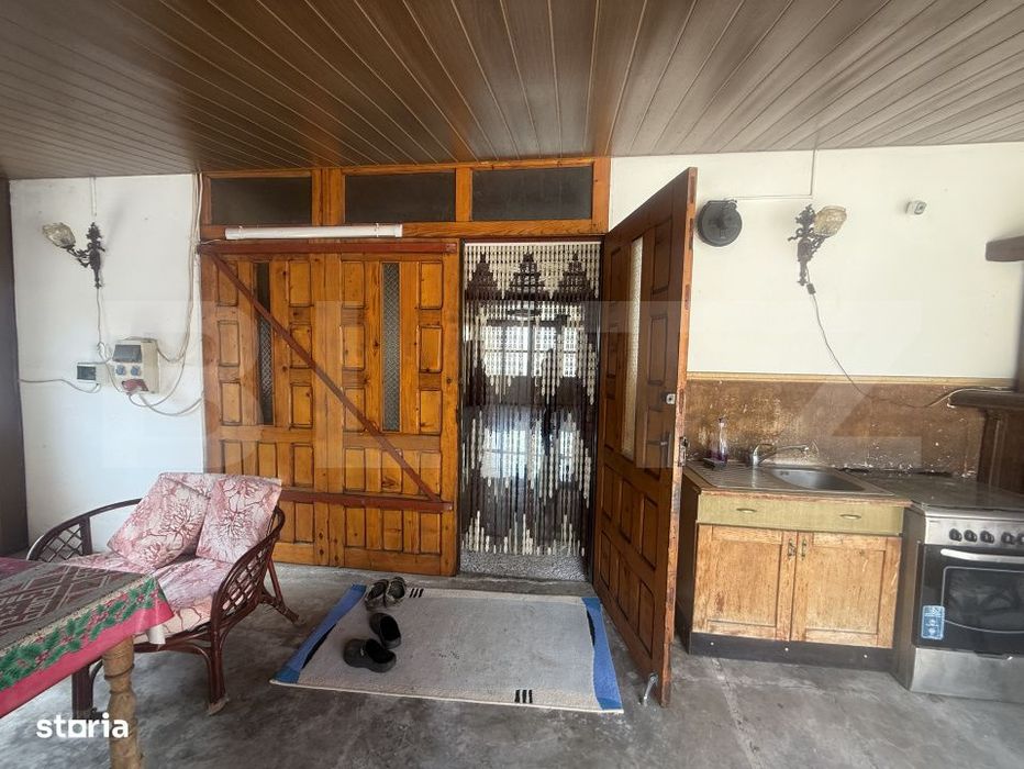 Casa spatioasa, 294 mp, 1.692 mp teren, garaj, terasa si gradina – V