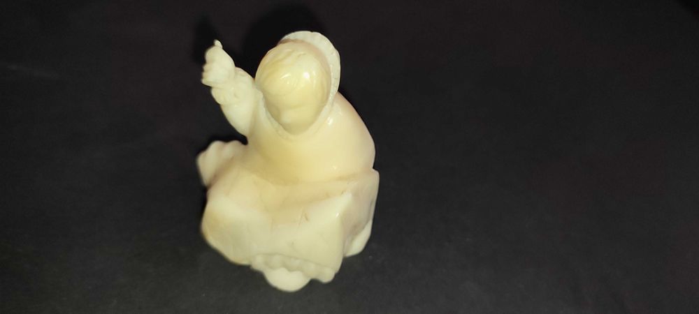 Статуэтка из моржовой кости "Швея"