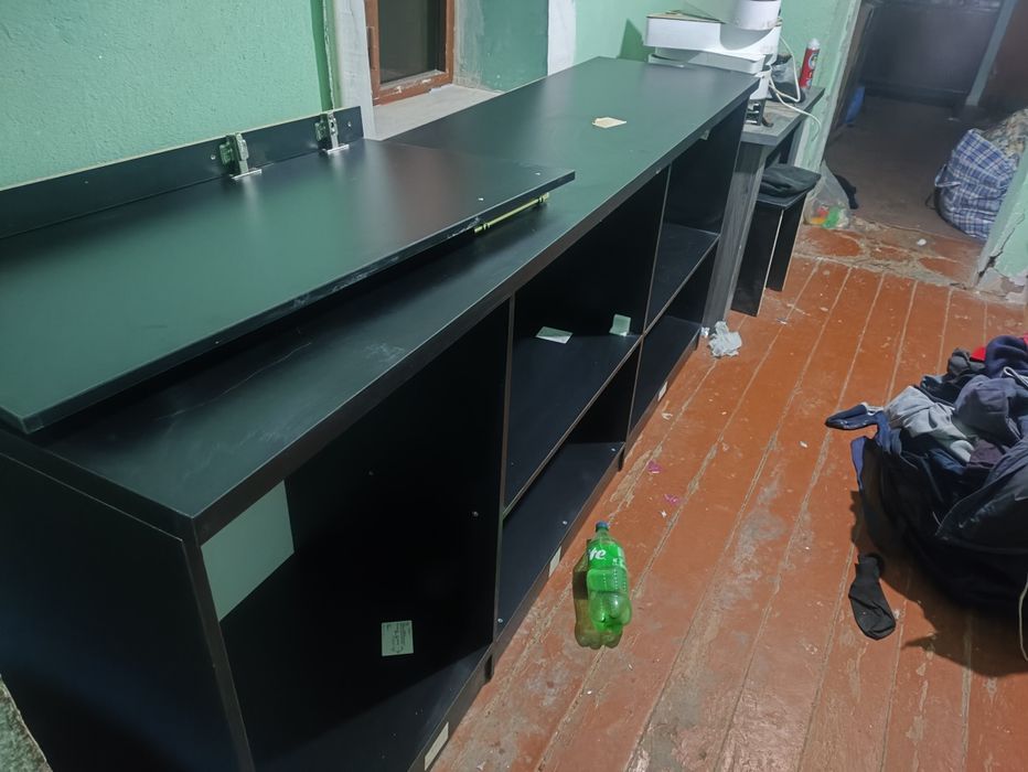 Bar va stol hali yangi ishlatilmagan