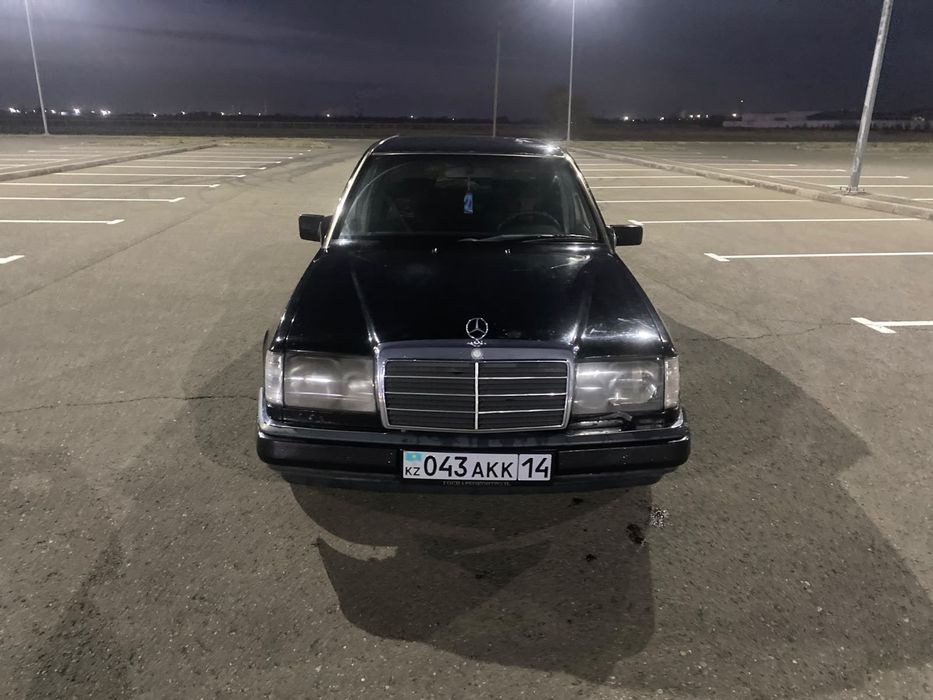 Mercedes-Benz E-Class в кузове W124.