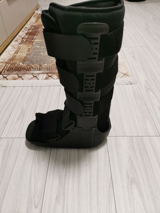 Orteza Walker cu perna de aer și carje