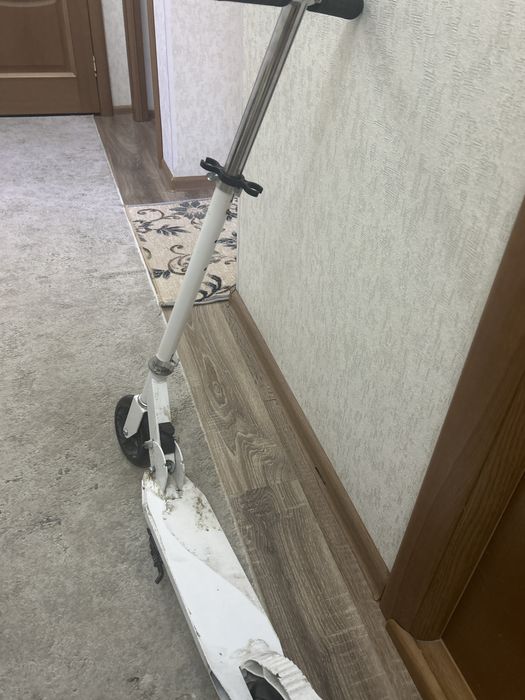 Детский самокат белый