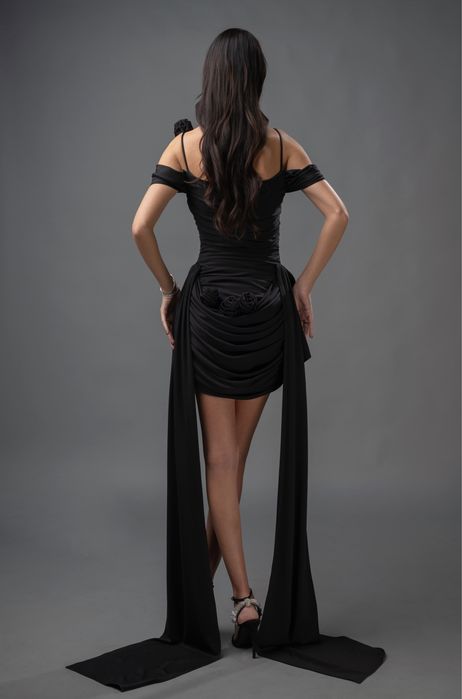Rochie neagra din licra lucioasa cu esarfe atarnate