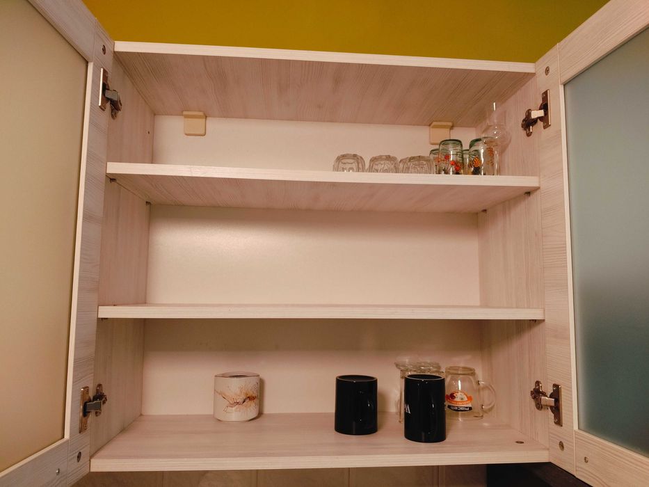 Кухня с шкафове и уреди